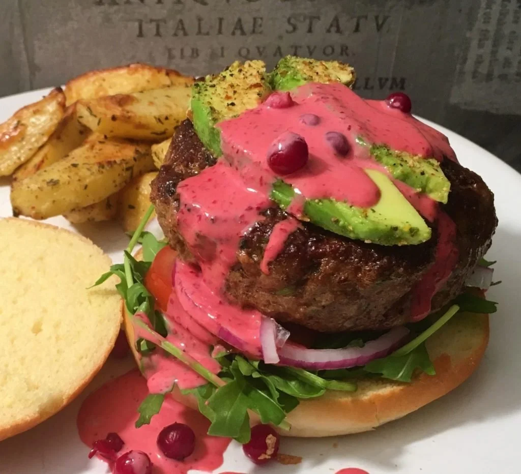 Elgburger med tyttbærdressing, avokado og krydderbakte poteter