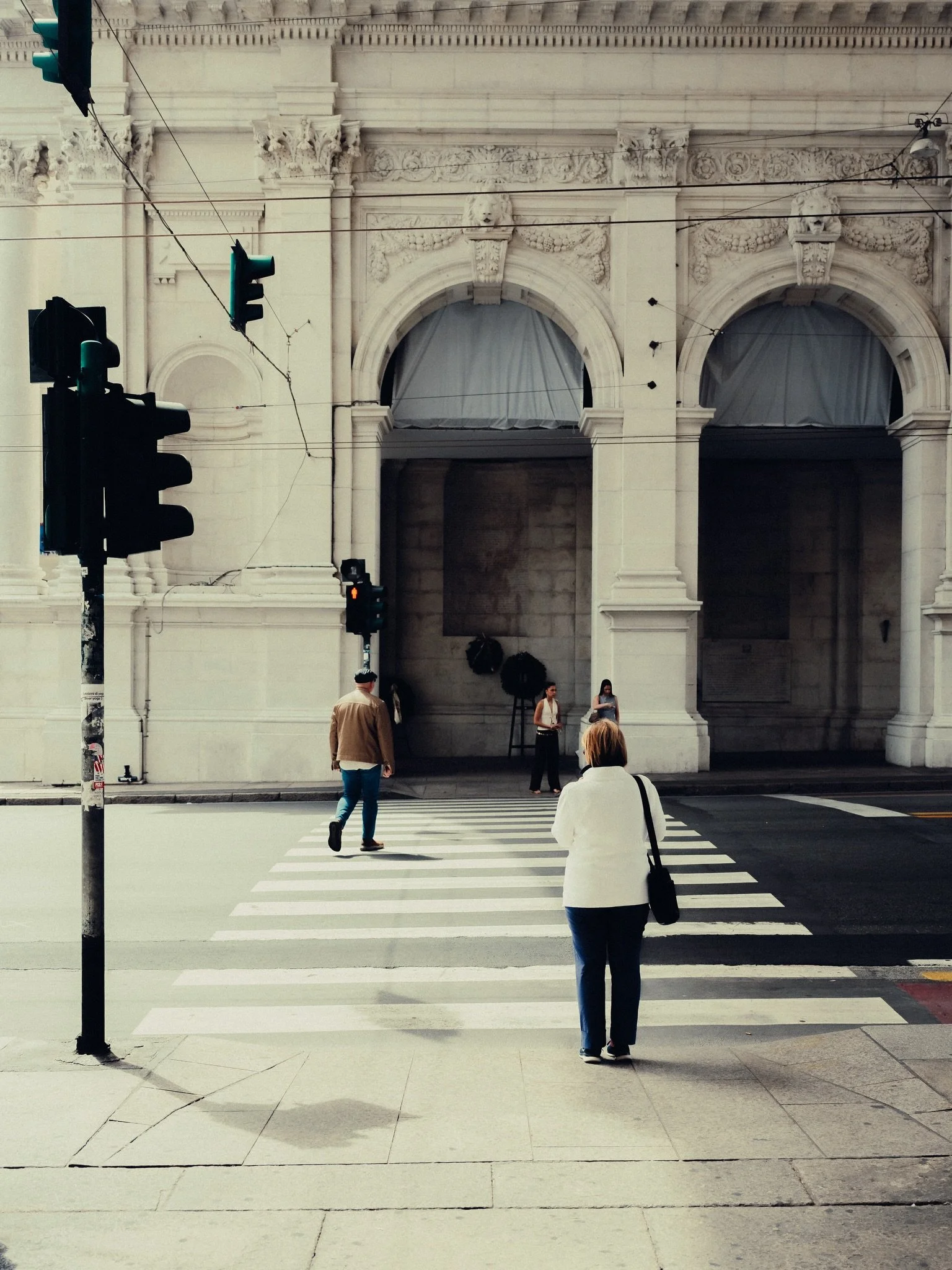 -
Momenti di Genova 🇮🇹
-
On our way back to Berlin yesterday, we had the opportunity to spend 2 hours in the beautiful city of Genova - and what can I say: the second I arrived, I felt a special atmosphere of a special place. 🎞️

Everything in the