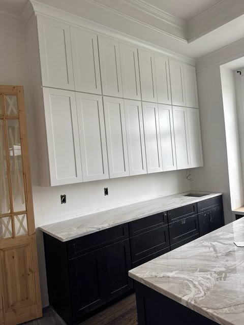 White Shaker (Wall Cabinets)/Black Shaker (Base Cabinets)