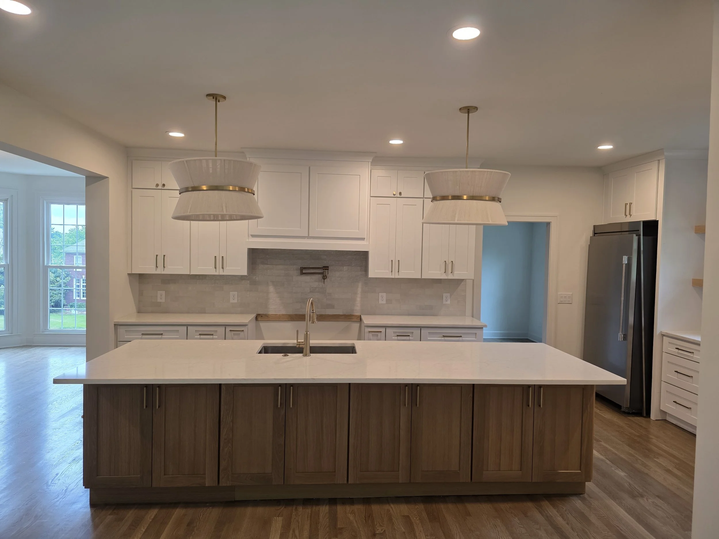 Off White shaker (Perimeter)/Redondo Oak shaker (Island)