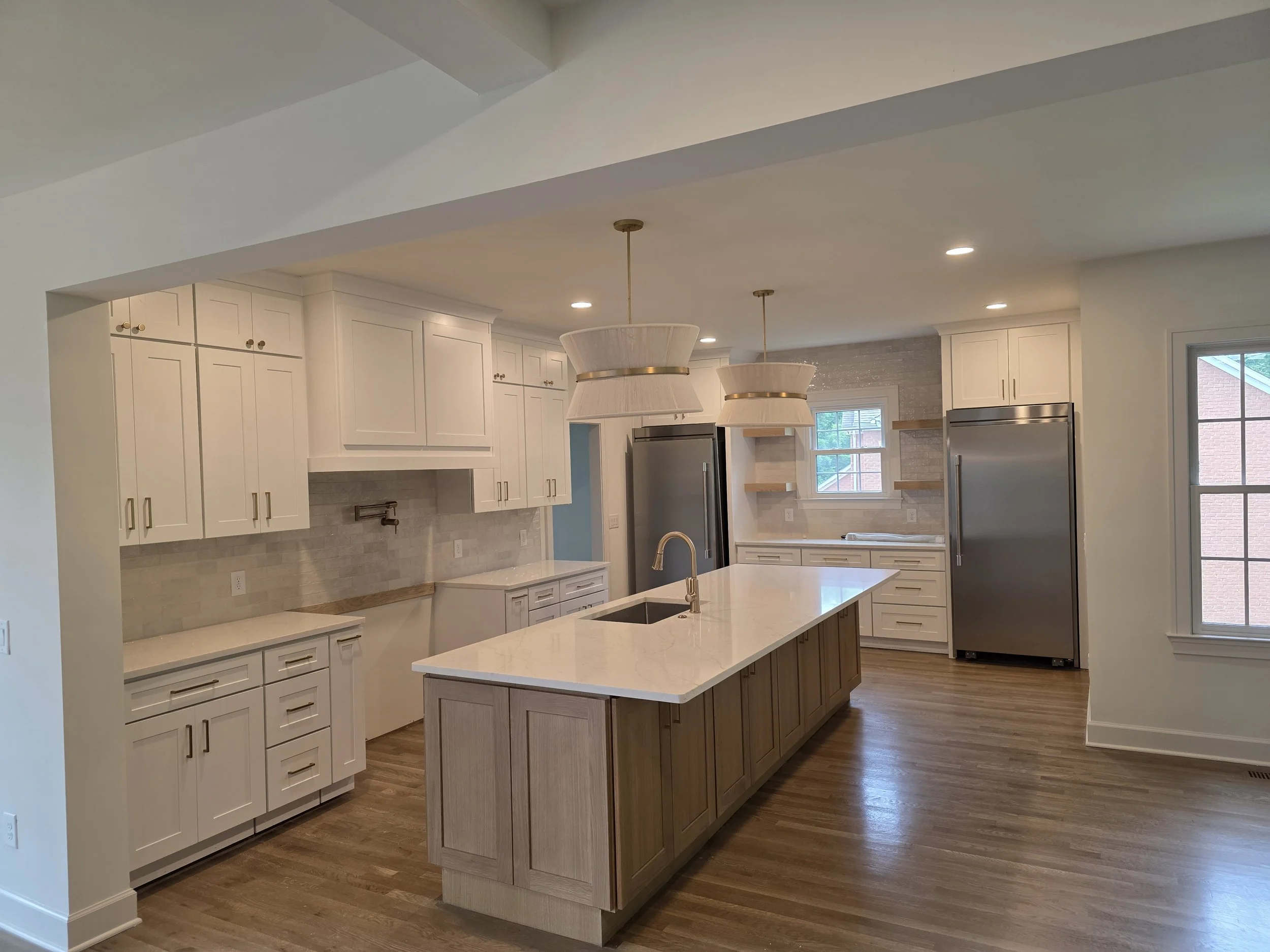 Off White shaker (Perimeter)/Redondo Oak (Island)