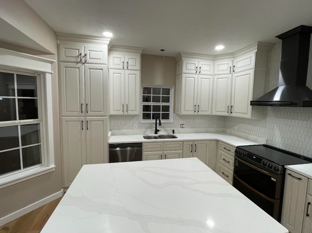 Jansen Frost (Cabinets)/Calcatta Versilia (Countertops)