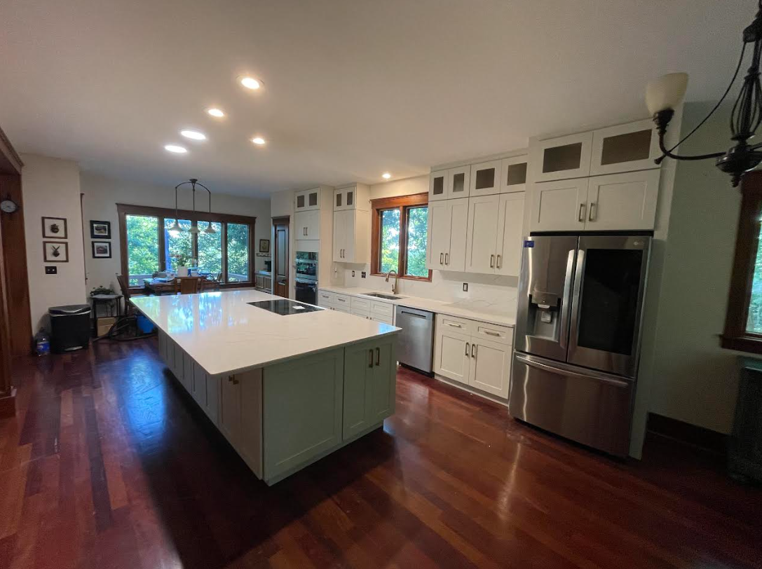 Cream Shaker (Cabinets)/Taj Mahal (Countertops)