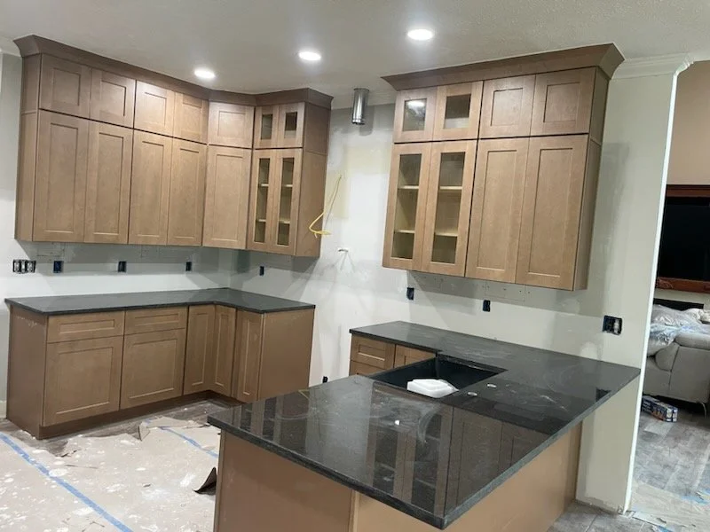 Natural Wood Shaker Cabinets/ Pure Black Granite
