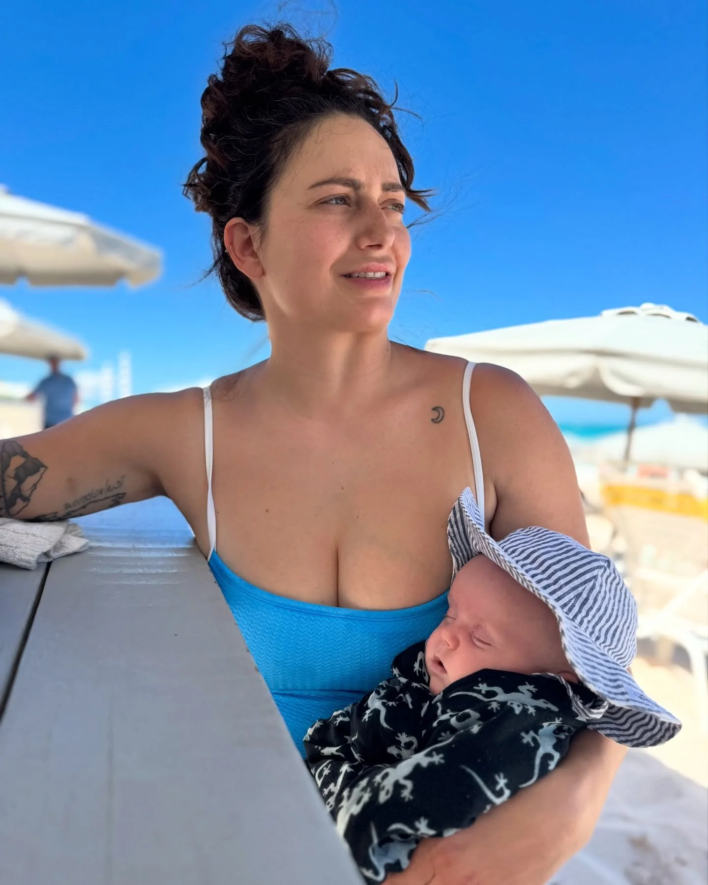 On island time, babes🏝️ 
See you later this week when I&rsquo;m back ☀️ 

🧴 Reapplying my spf &amp; wearing my hat ofc