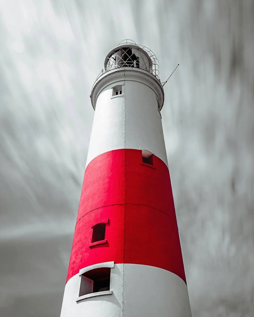 🌊 Portland Bill in monochrome.

Stripping the scene back to black and white lets the textures, light, and mood speak for themselves &mdash; while the red lighthouse stands quietly at the centre, calm and constant against the sea.

Sometimes less col