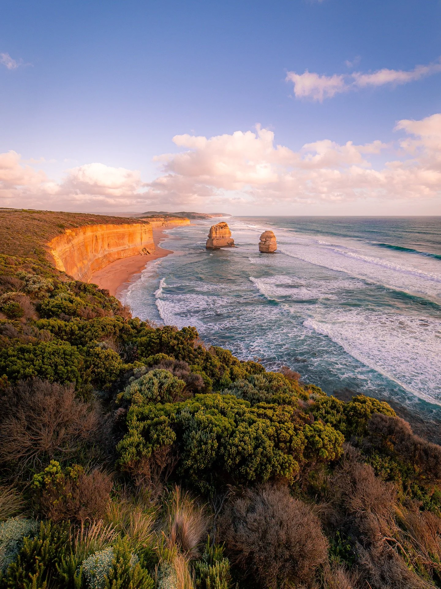 🌊 Along the Great Ocean Road.

Cliffs dropping into endless blue, waves rolling in with that perfect rhythm, one of those views that makes you pause for a second longer. The colours, the movement, the scale.. it all feels bigger in person.

Some coa