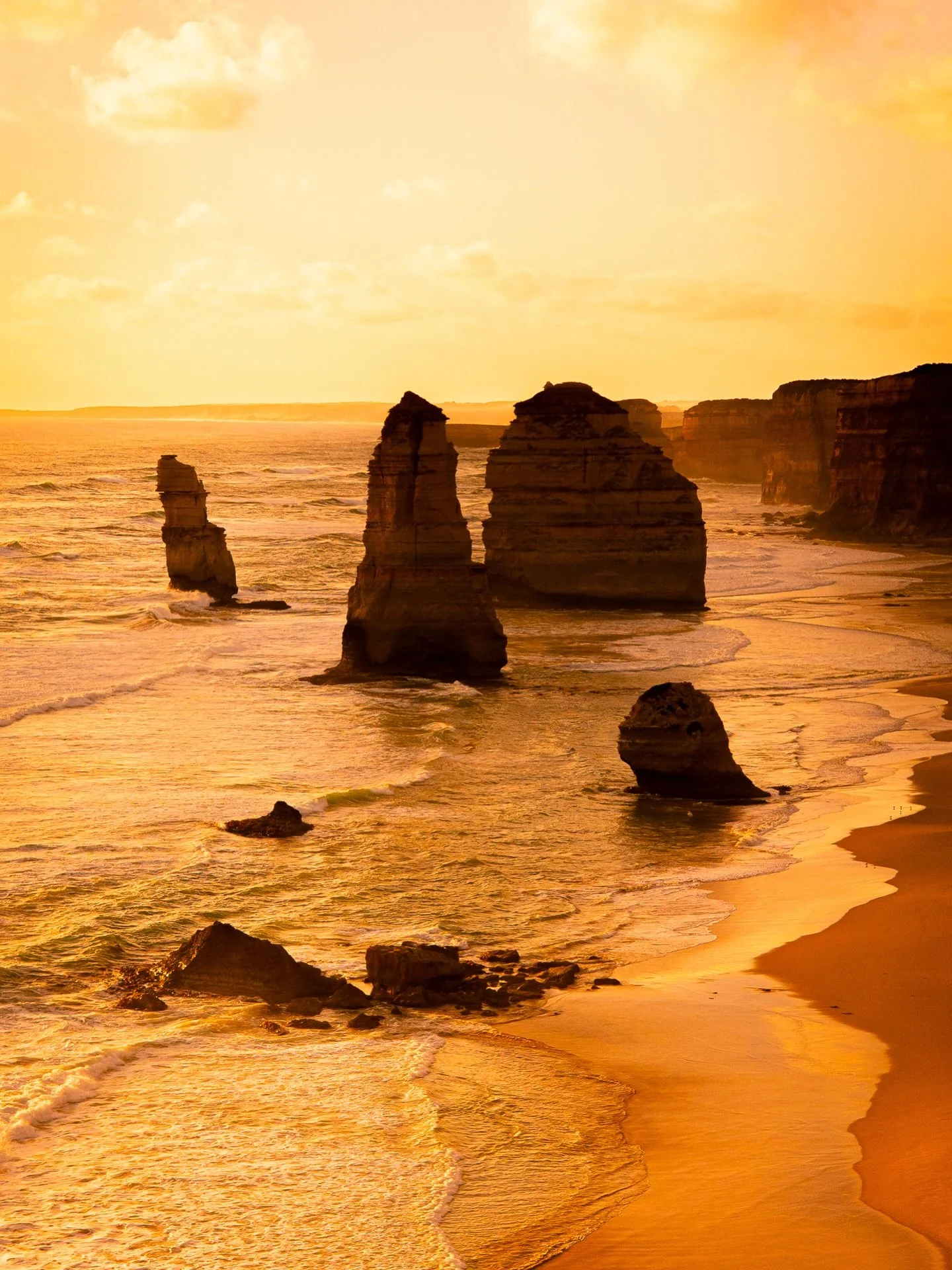 🌅 The Twelve Apostles in golden light.

Waves rolling in, cliffs glowing in the evening sun, and that endless stretch of coastline fading into the distance, one of those scenes that feels just as powerful as it looks.

The way the light hits the lim