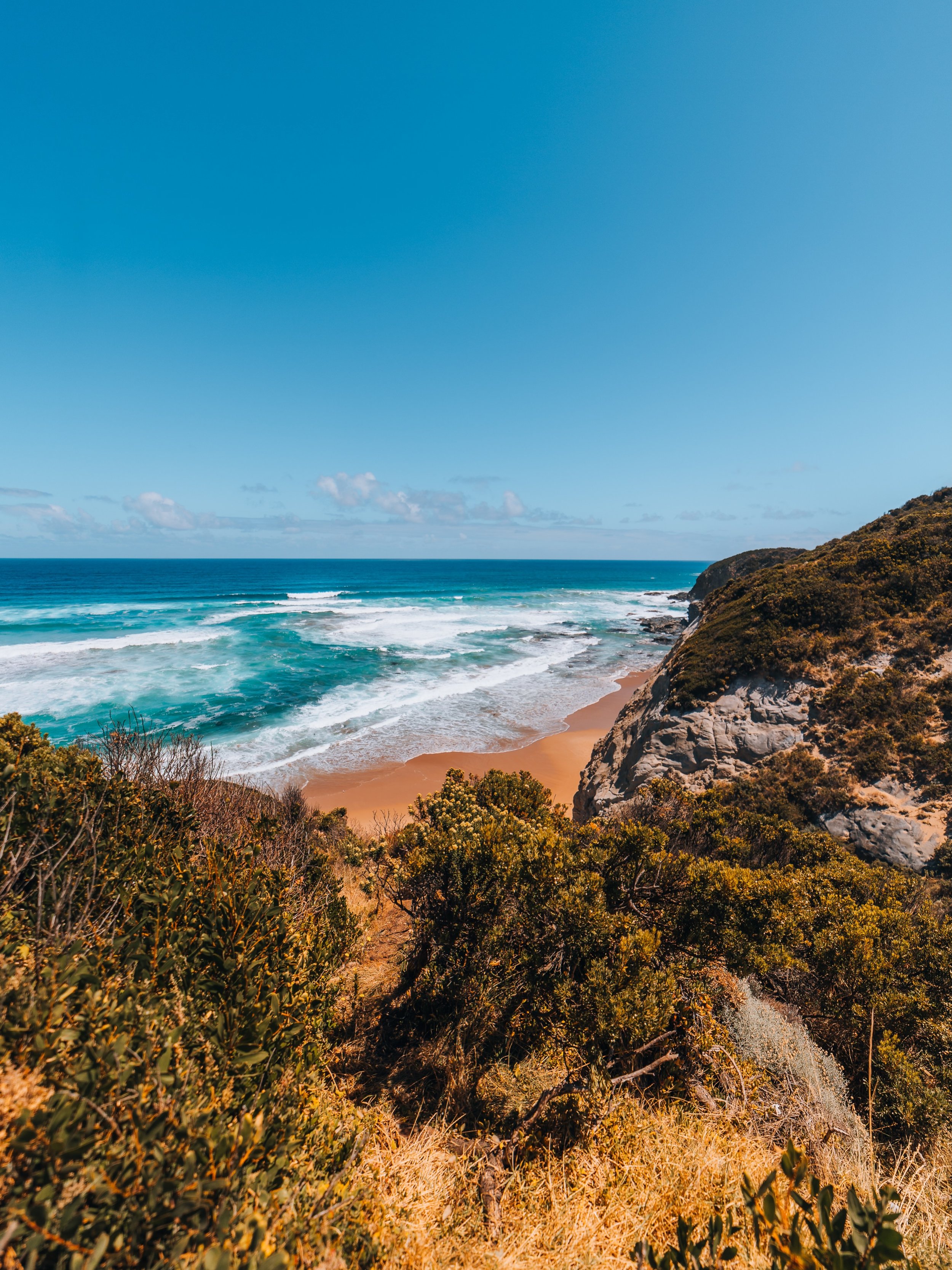 🌊 Along the Great Ocean Road.

Blue skies, endless coastline, and waves rolling out as far as the eye could see. One of those simple views that makes you stop for a moment and just appreciate where you are. 🇦🇺

📌 Save this for your Australia buck