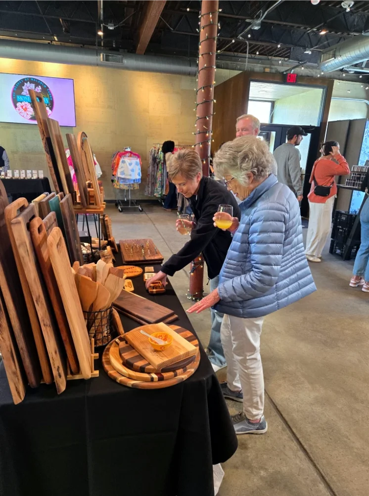 customers browsing vendor show table