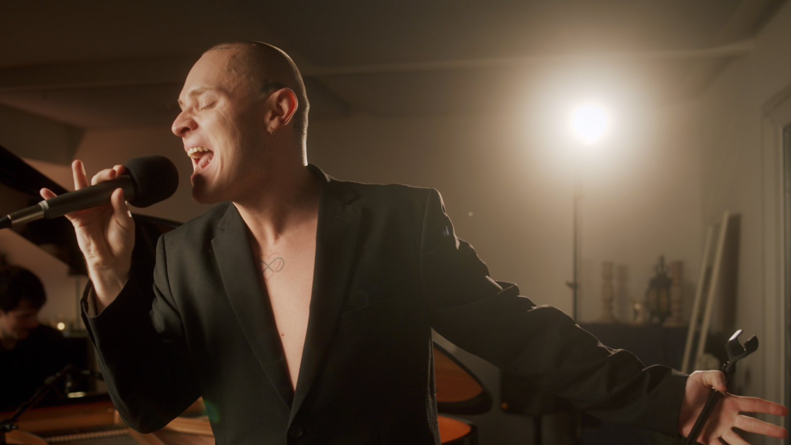 Dan Devlin

 Never Loved a Man 