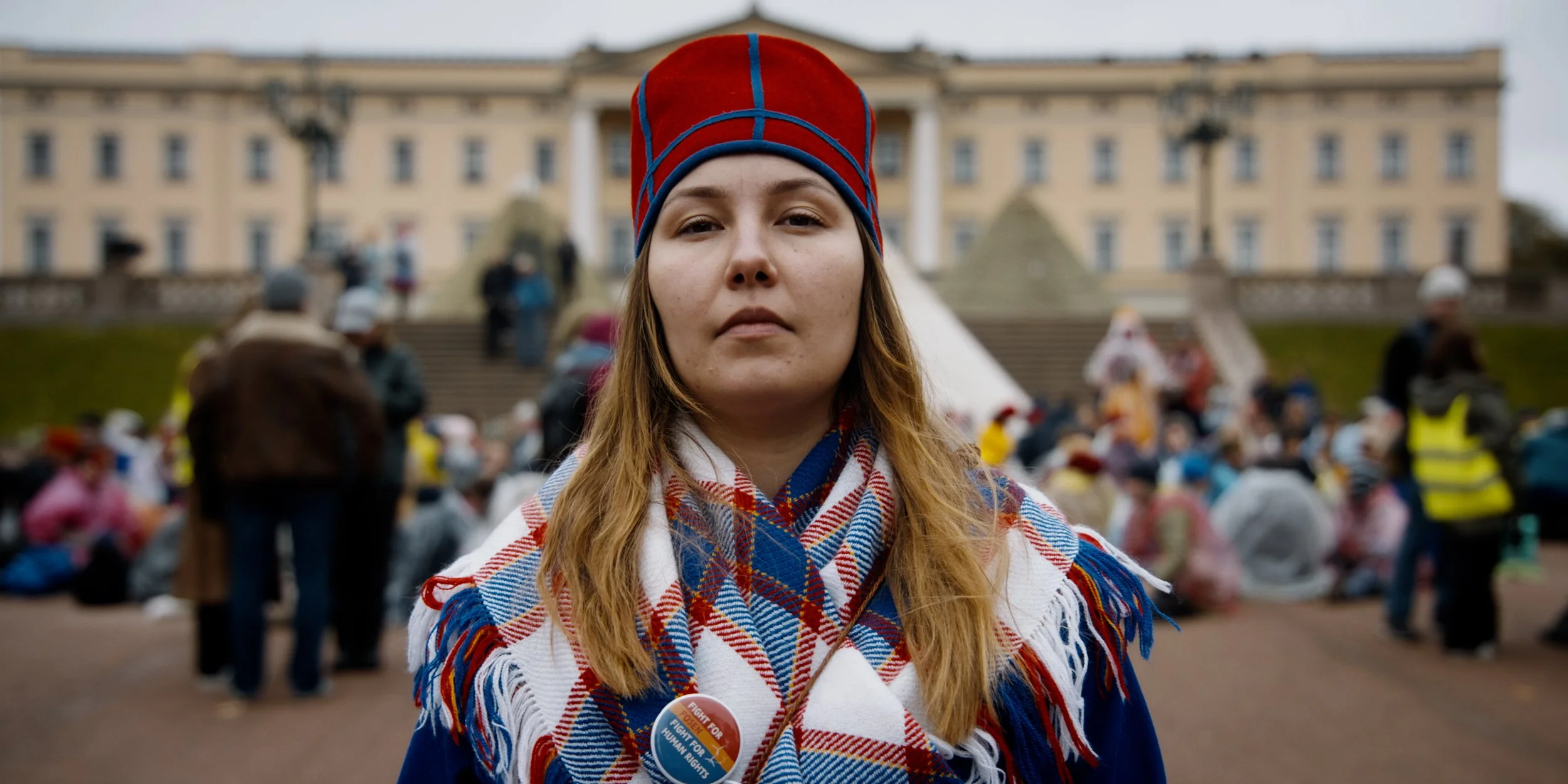 Red-Shaded Green image still of the Kappfjell Sørfjell in front of the royal palace