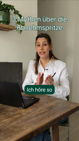 A woman sitting at a desk, speaking in front of a camera with a laptop in front of her. There is a shelf with a plant above her. Text on the image in German reads "3 Mythen über die Abnehmspritze" and "Ich höre so".