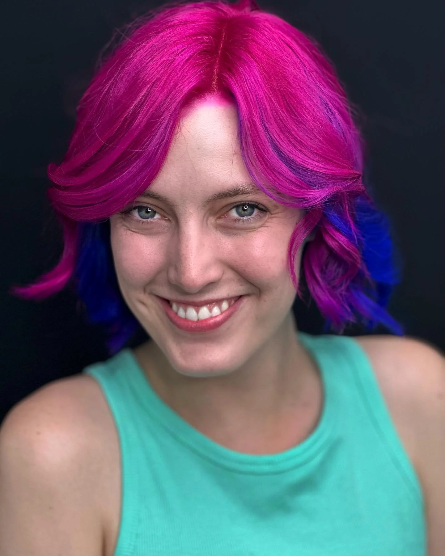 - V I B E S  4  V I B R A N T -
.
If you need a specialist in V&Icirc;BRANT colors then @shadowandshearz is the stylist for you!
.
#vibrant #vibranthair #ochair #ochairstylist #ochaircolor #ocsalon #ochairsalon #prettyhair #beauty #smile