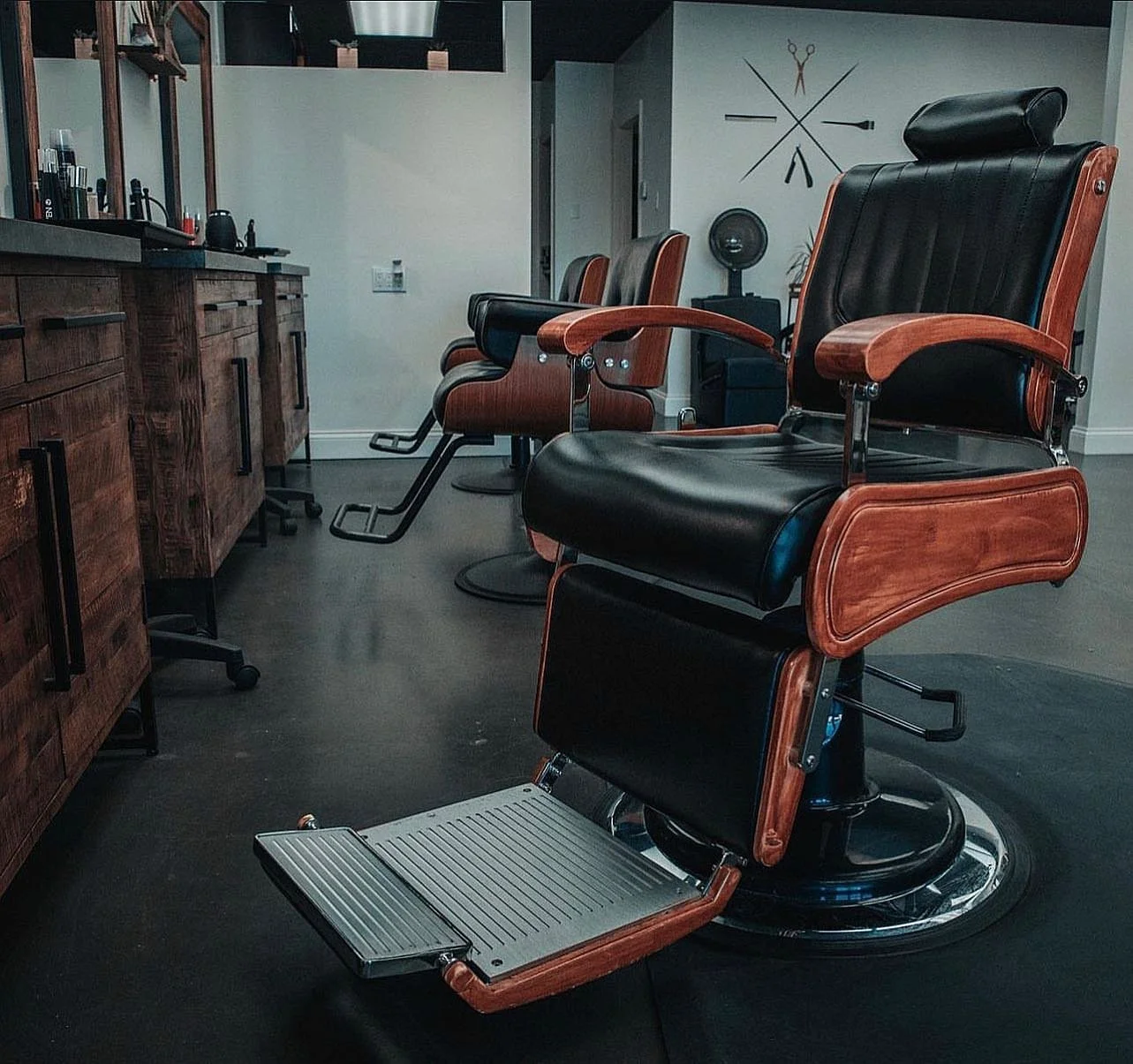 We are looking for a new stylist or barber to join our squad at Alchemy!
.
Anyone interested or may know of someone looking for a new home in the Orange County area please DM us. We are looking for either a part time or full time stylist for booth re