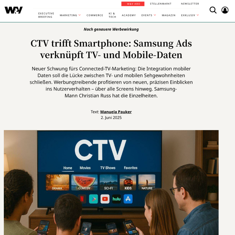 Menschen schauen auf einen großen Fernseher, der die Benutzeroberfläche von einem Smart-TV mit verschiedenen Kategorien und Apps zeigt.