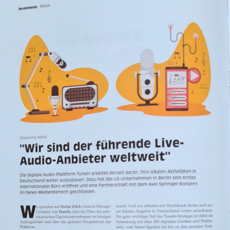 Illustration von Tonaufnahmegeräten und Mikrofonen, umgeben von Musiknoten, mit Text über Streaming und Audioanbieter. Marke und Überschrift im Deutschen