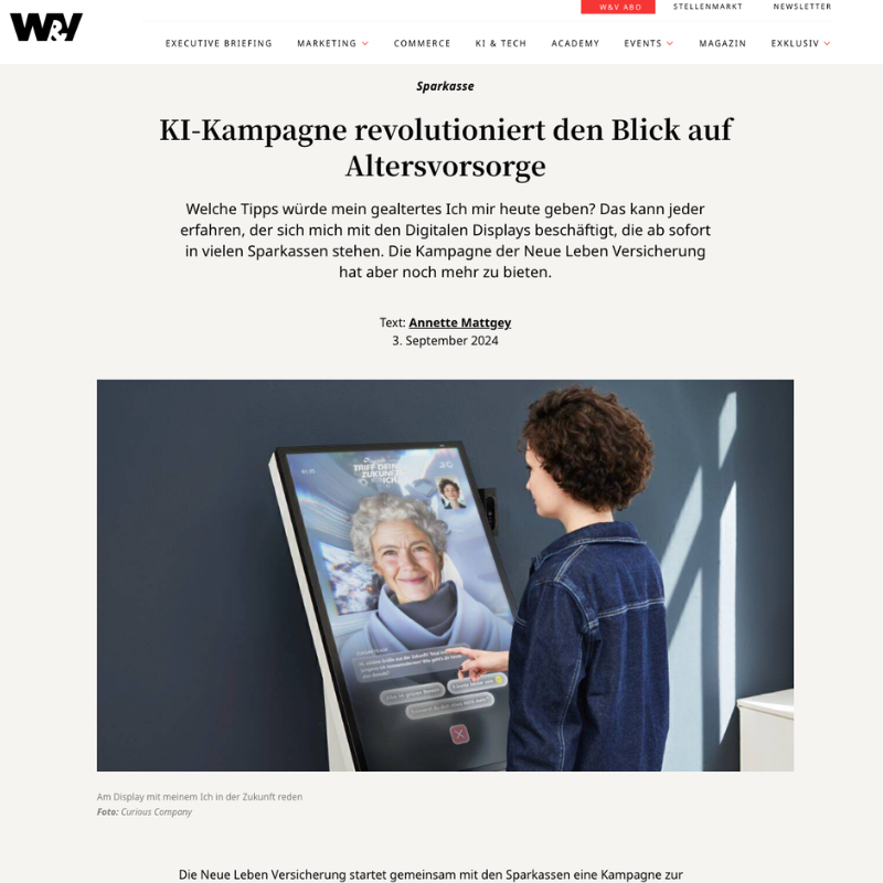 Ein junger Junge spricht mit einer älteren Frau über einen digitalen Bildschirm, wahrscheinlich ein interaktives Display.
