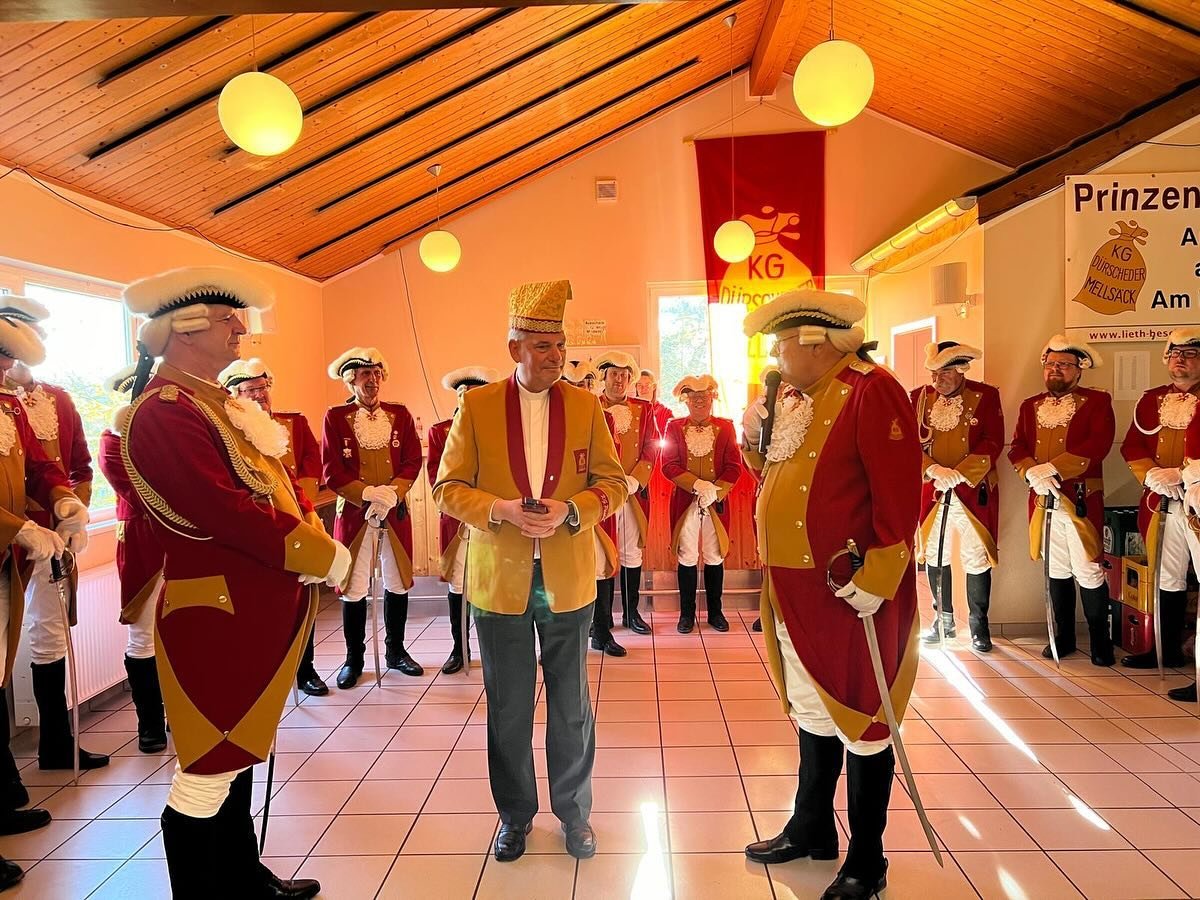 Uniformappell der Prinzen-garde - Der Startschuss f&uuml;r die neue Session!🎺Am 03.11.2024 war es endlich soweit! Unsere Prinzengarde hat sich in voller Pracht pr&auml;sentiert und den offiziellen Auftakt der Karnevalssession gefeiert.
Mit strammen 