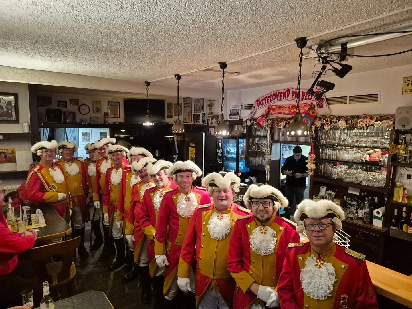 Uniformappell in der Quelle zur Strunde &ndash; alles parat f&uuml;r die Session! 🎺🎉
Die Vorfreude steigt, die Uniformen sitzen und die M&auml;nner der Prinzengarde @prinzengarde.mellsaeck sind bereit f&uuml;r eine gro&szlig;artige Karnevalssession