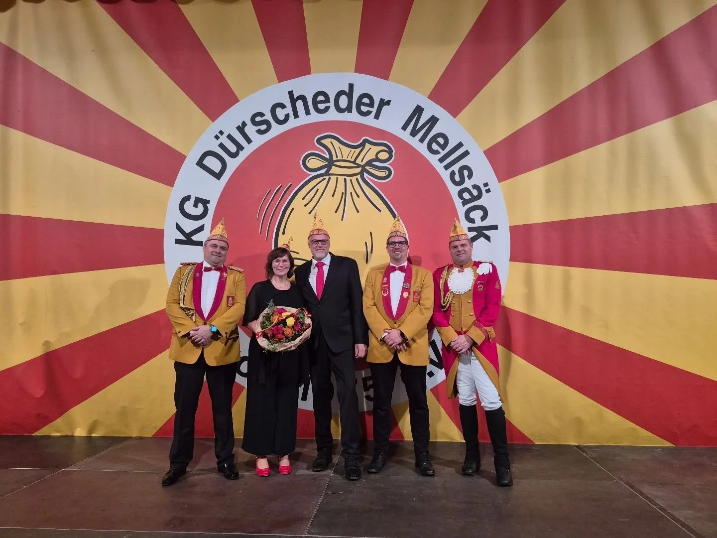 Sessionser&ouml;ffnung 2025 &ndash; Farbenfroh und brilliant! 🎭✨
Unter dem Motto &bdquo;Farbenfroh und brilliant, nemmen mir die Jecken an die Hand&ldquo; er&ouml;ffnete unser Pr&auml;sident Markus Dahl offiziell die neue Session! 🌈🥳 Wie schon im 