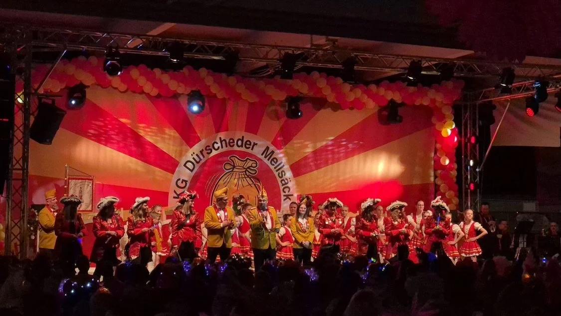 🎉 Zwei Damensitzungen &ndash; ein voller Erfolg! 🎉

Sowohl am Mittwoch als auch am Donnerstag haben unsere Damen die Sporthalle Bechen zum Beben gebracht! Es wurde gelacht, gesungen und geschunkelt &ndash; begleitet von einem fantastischen Programm