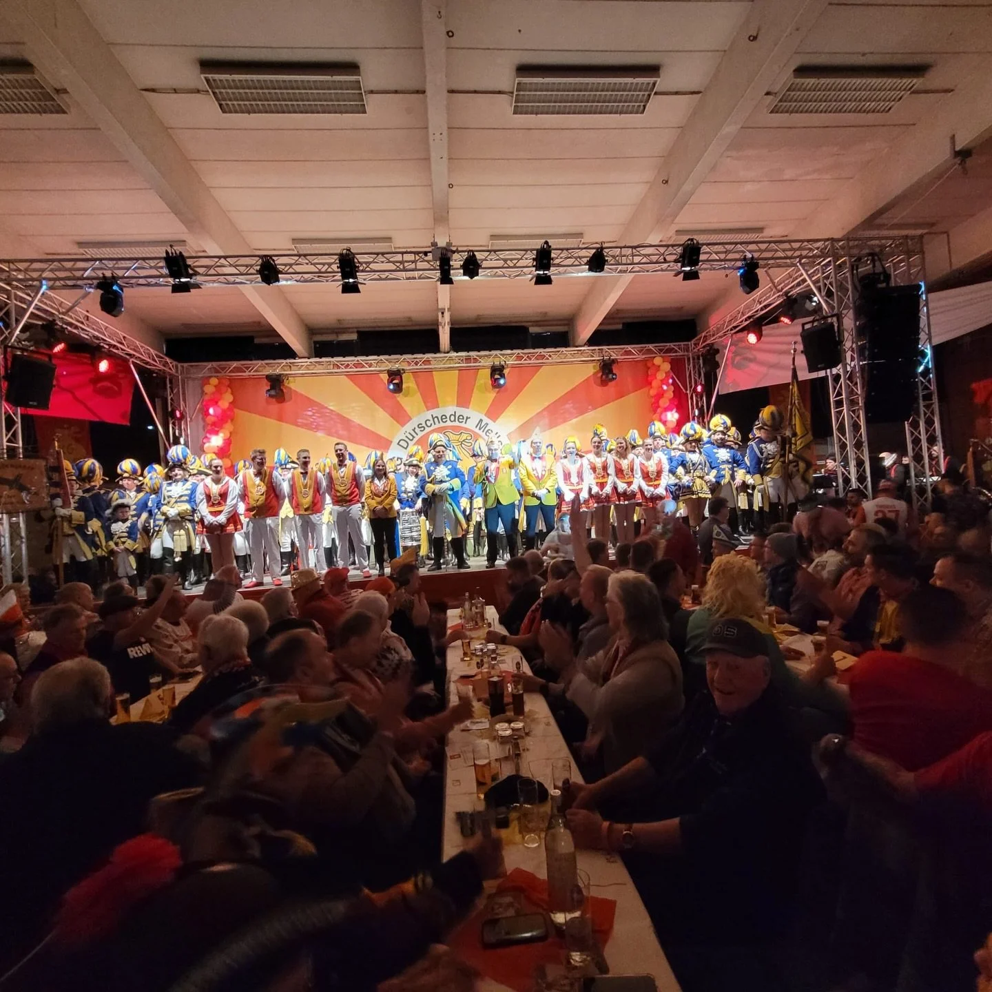 🎉 Herrensitzung der KG D&uuml;rscheder Mells&auml;ck 2026 &ndash; was f&uuml;r ein Tag! 🎉
Ein tolles Programm, das keine W&uuml;nsche offen lie&szlig;, ausgelassene Stimmung und jede Menge Lacher &ndash; genau so muss Karneval sein! 🤩
Wir haben zu