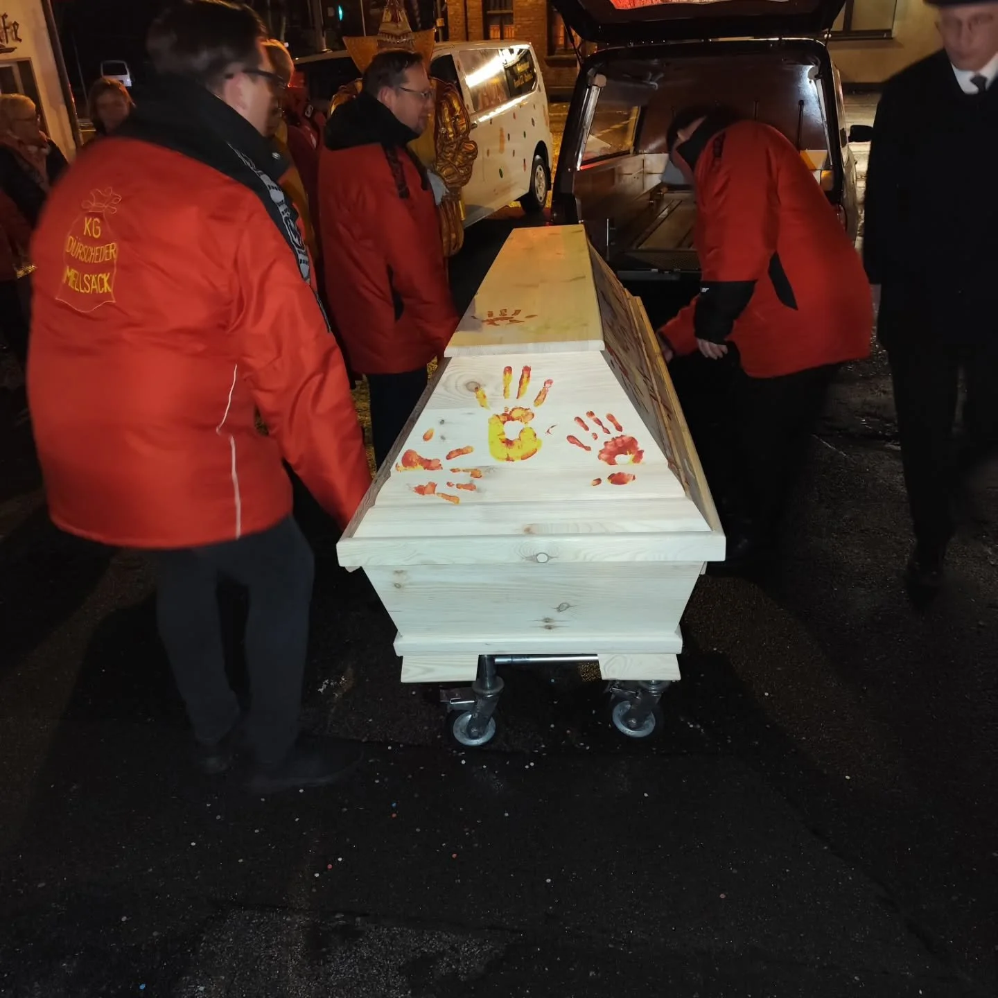 Auch unsere Nubbel musste von uns gehen😟
Wir haben es uns nicht nehmen lassen, unseren Nubbel ehrenvoll zu verabschieden.
Gemeinsam ging es los, unseren Karnevals S&uuml;ndenbock an unserer Hofburg abzuholen. 
Standesgem&auml;&szlig; mit Sarg und Le