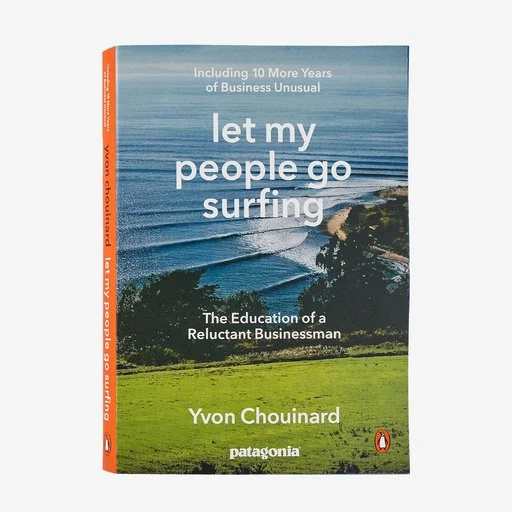 Book cover of 'Let My People Go Surfing' by Yvon Chouinard, featuring a coastal landscape.