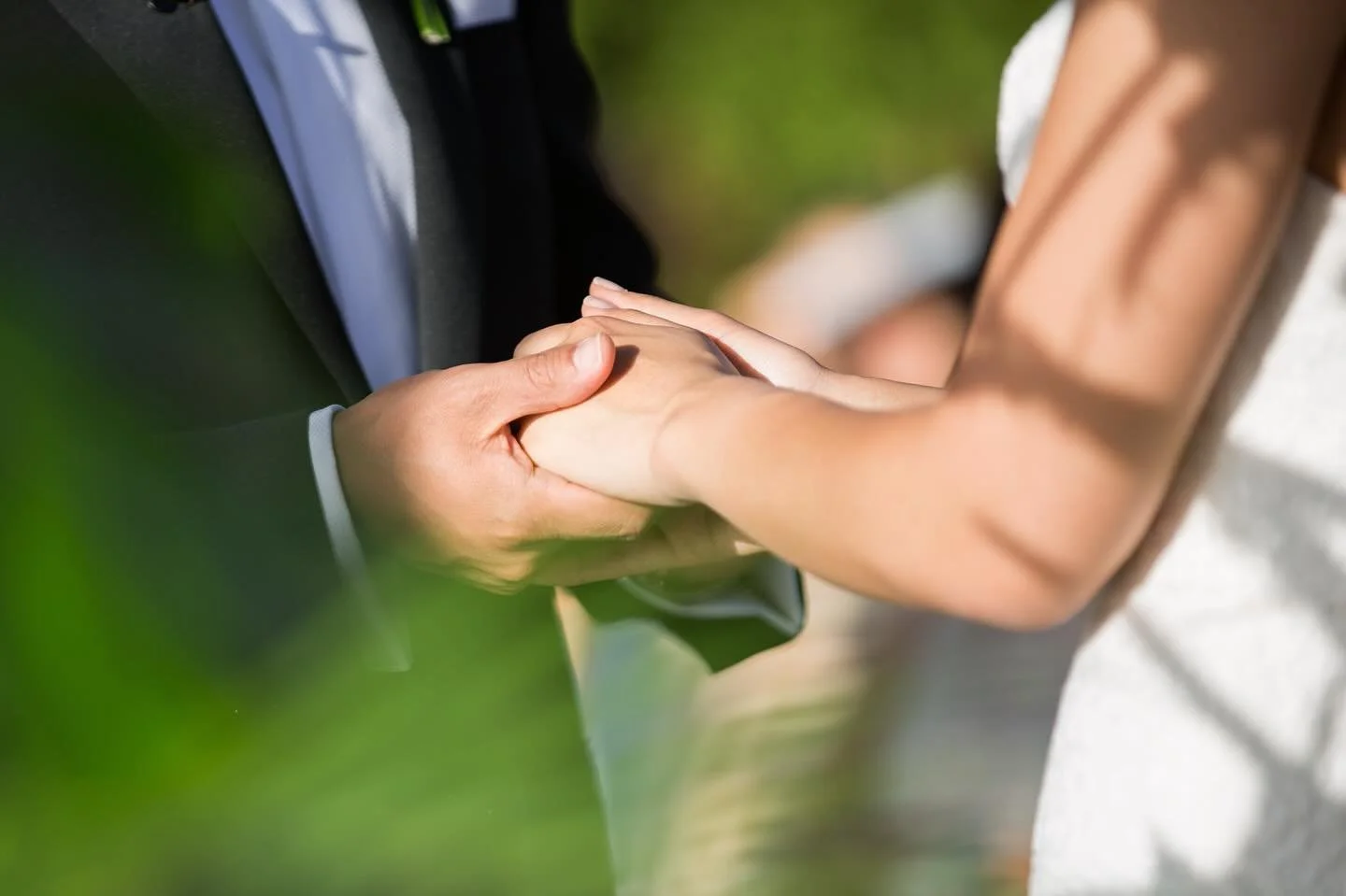 Forever Holding Your Hand 🤝🏼

#howsweetitis #weddingvows #destinationweddingphotographer #nosara #weddingphotographyinspiration