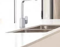 Undermounted sinks to kitchen and butler’s
pantry with tapware mounted in benchtop