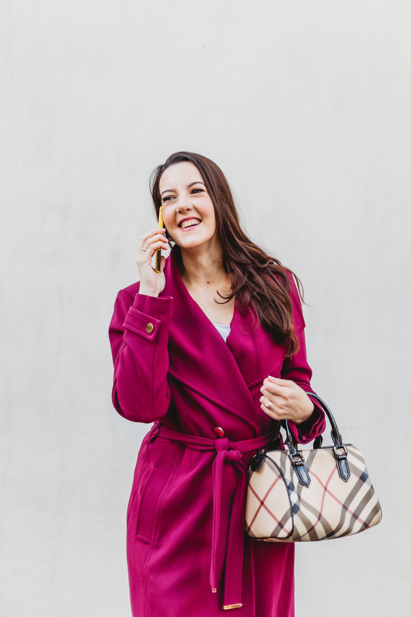 Branding photographer - stylish woman talks on phone