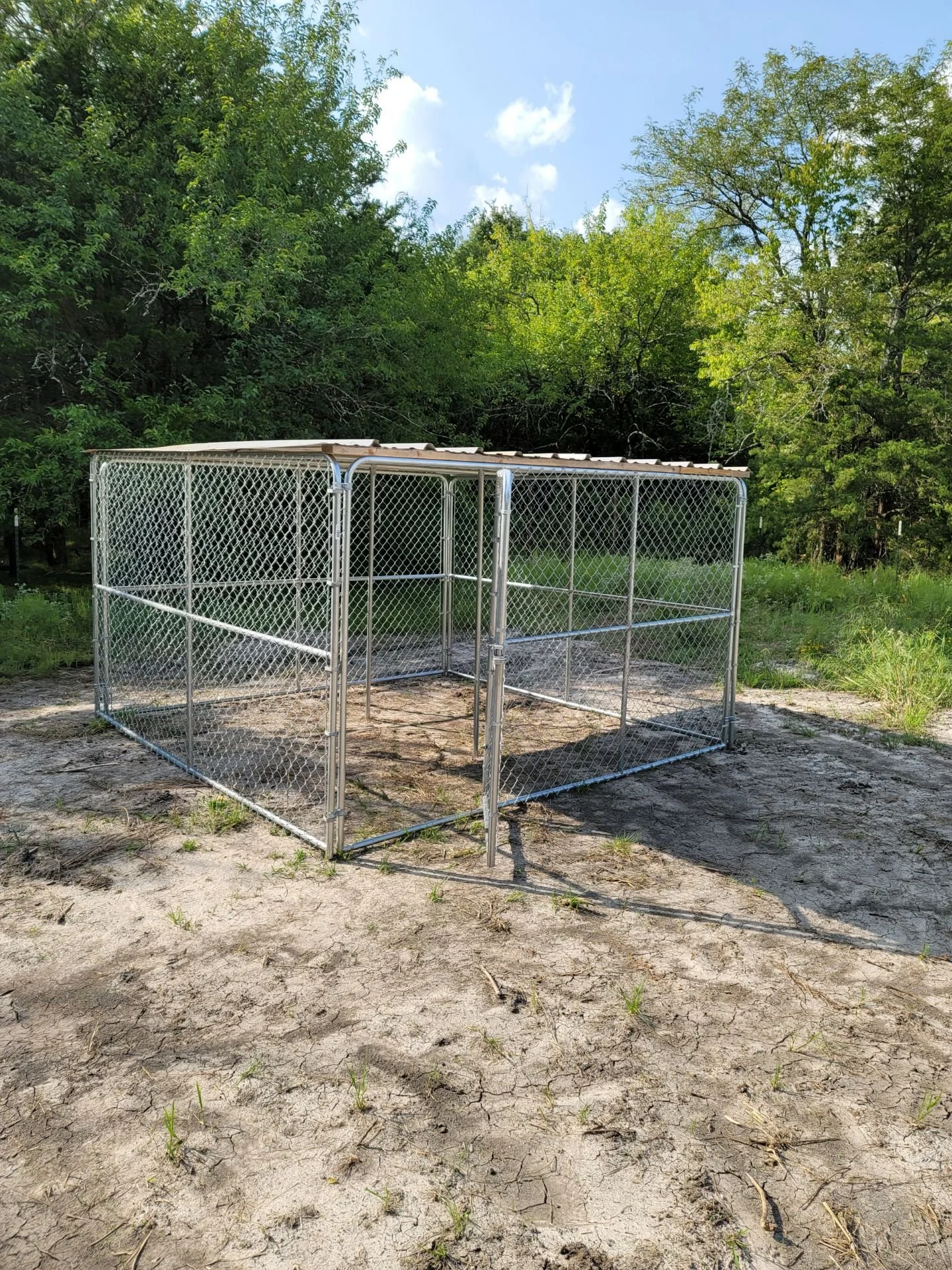 10x10x6-ourdoor-gold-series-kennel-with-metal-roof.jpeg