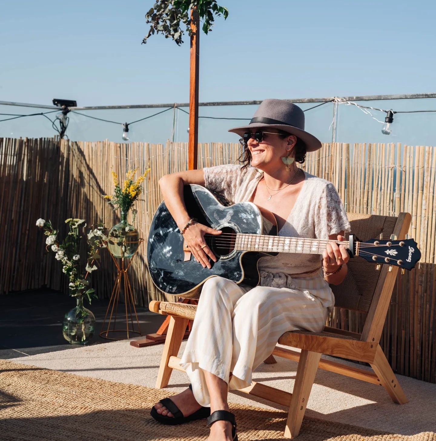 Cl&eacute;mence took her place under our stunning arch for her performance. What a perfect spot! 😍 It was a beautiful setting to showcase her music. 🎶

Cl&eacute;mence and her angelic voice were a hit, creating a lovely performance and a memorable 