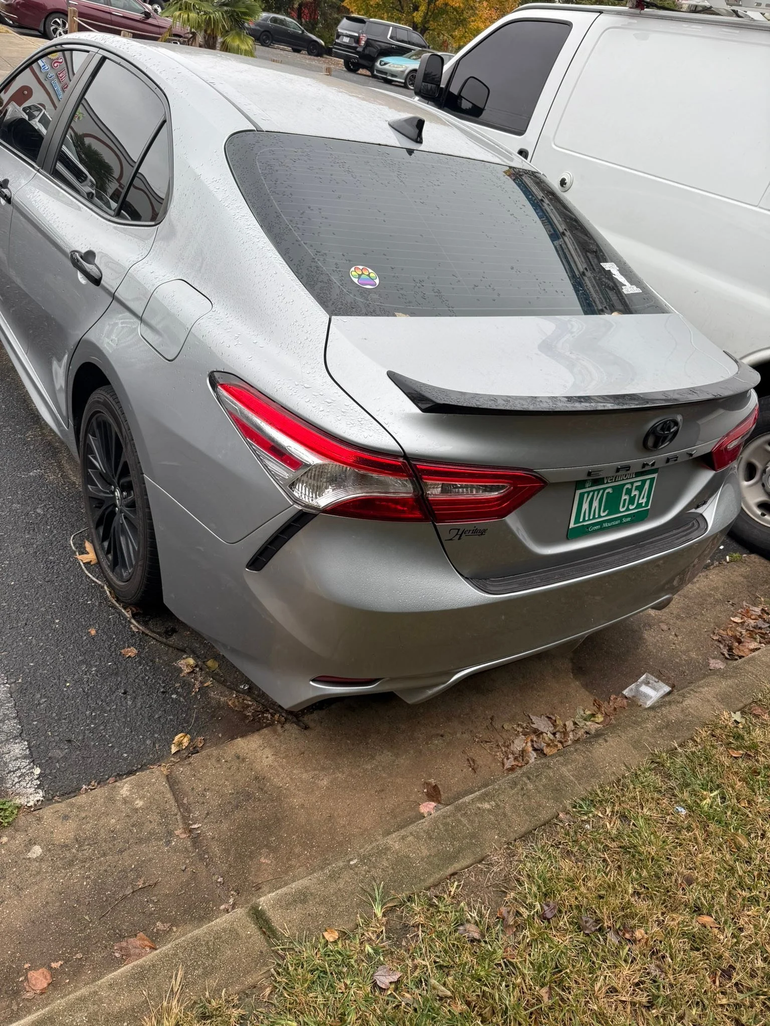 El dueño de este carro porfavor pasar a recogerlo ya que lleva mas de  2 meses aquí en el parkeo del restaurante y no tenemos ningúna información del dueño o si alguien lo  conoce  o me ayudan a compartirlo por favo