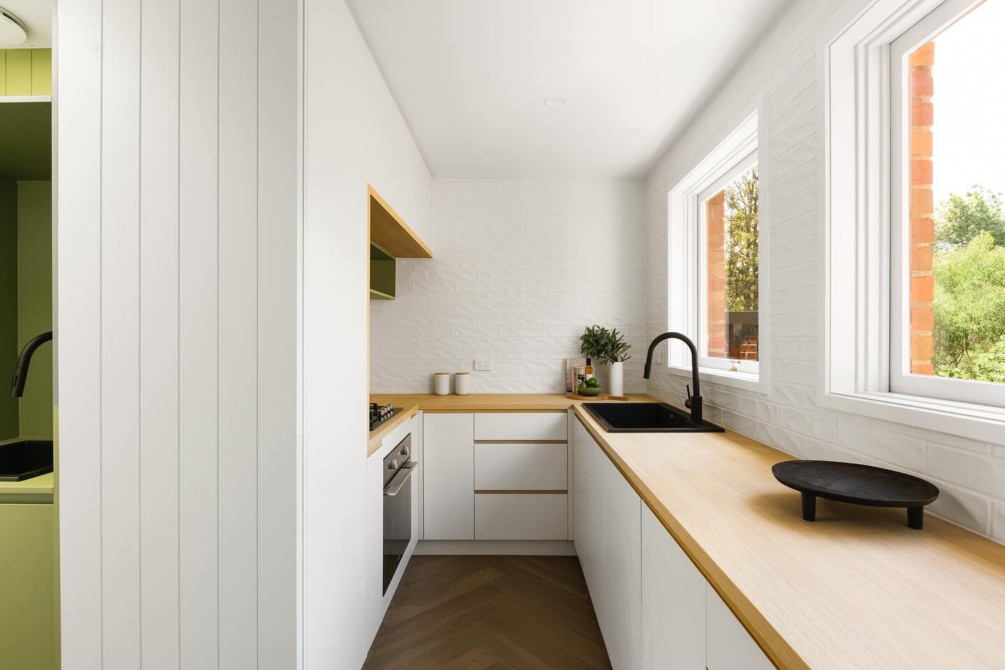 Our Ivanhoe project is officially complete! From start to finish, this renovation covered every detail, including new wardrobes, a modern bathroom, and a fully updated kitchen. We added custom wall paneling and elegant herringbone floors to create a 