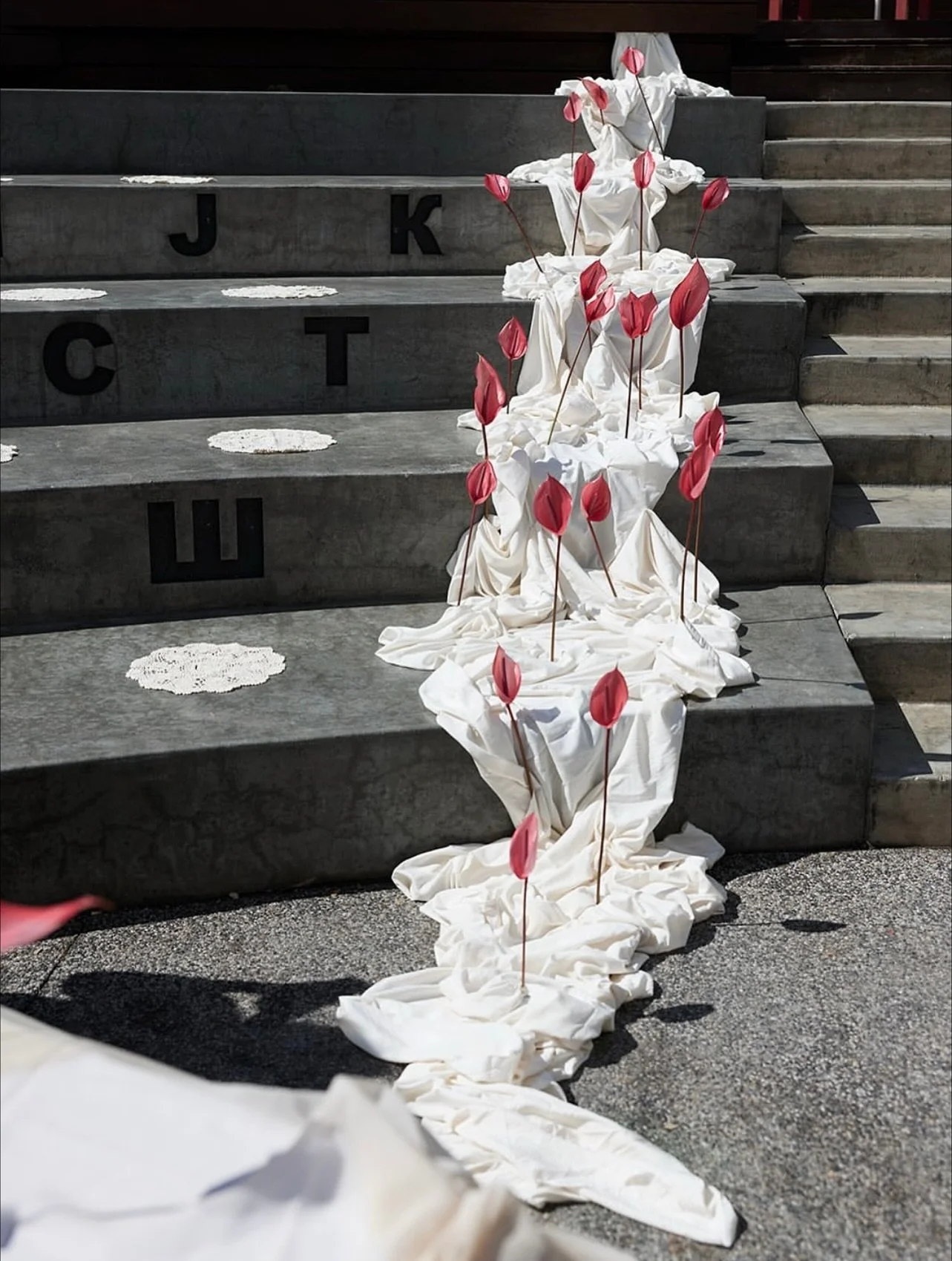 A welcome lunch moment for Milica &amp; Marko with @evolve.floral 🏹

Cover shot @mandywood.studio