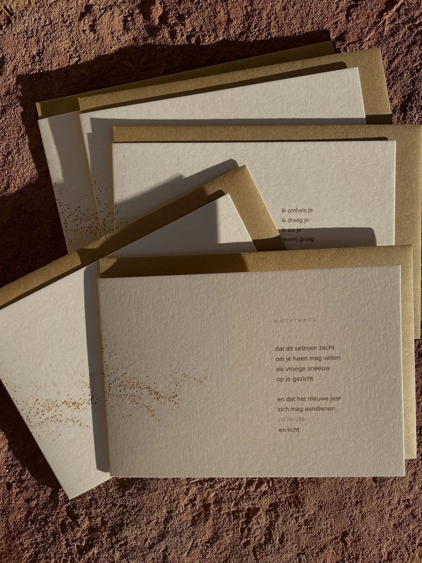 De nieuwe (kerst)collectie papierwaren in beeld.
Ik heb er weken aan gewerkt en bijgeschaafd tot de layout en de teksten helemaal goed zaten. 
(En de foto&rsquo;s. En de verpakking.)

Nu laat ik ze los. 

Alles met de hand gemaakt in mijn atelier. 
T