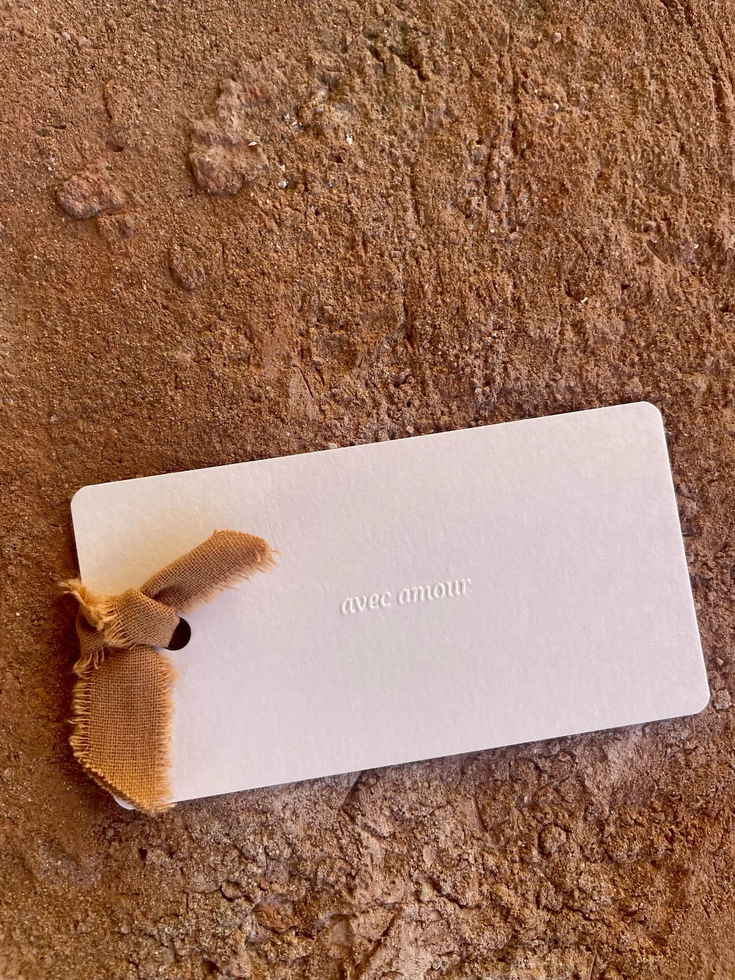 Verpak cadeautjes met liefde.
(en met deze schattigaard)

Wist je dat deze cadeaulabels handgemaakt vervaardigd worden uit onze papieroverschotten?  Cadeaulabels dus van 300g kwaliteitsvol papier, handmatig geblinddrukt.

Avec amour.

#gifttags #hand