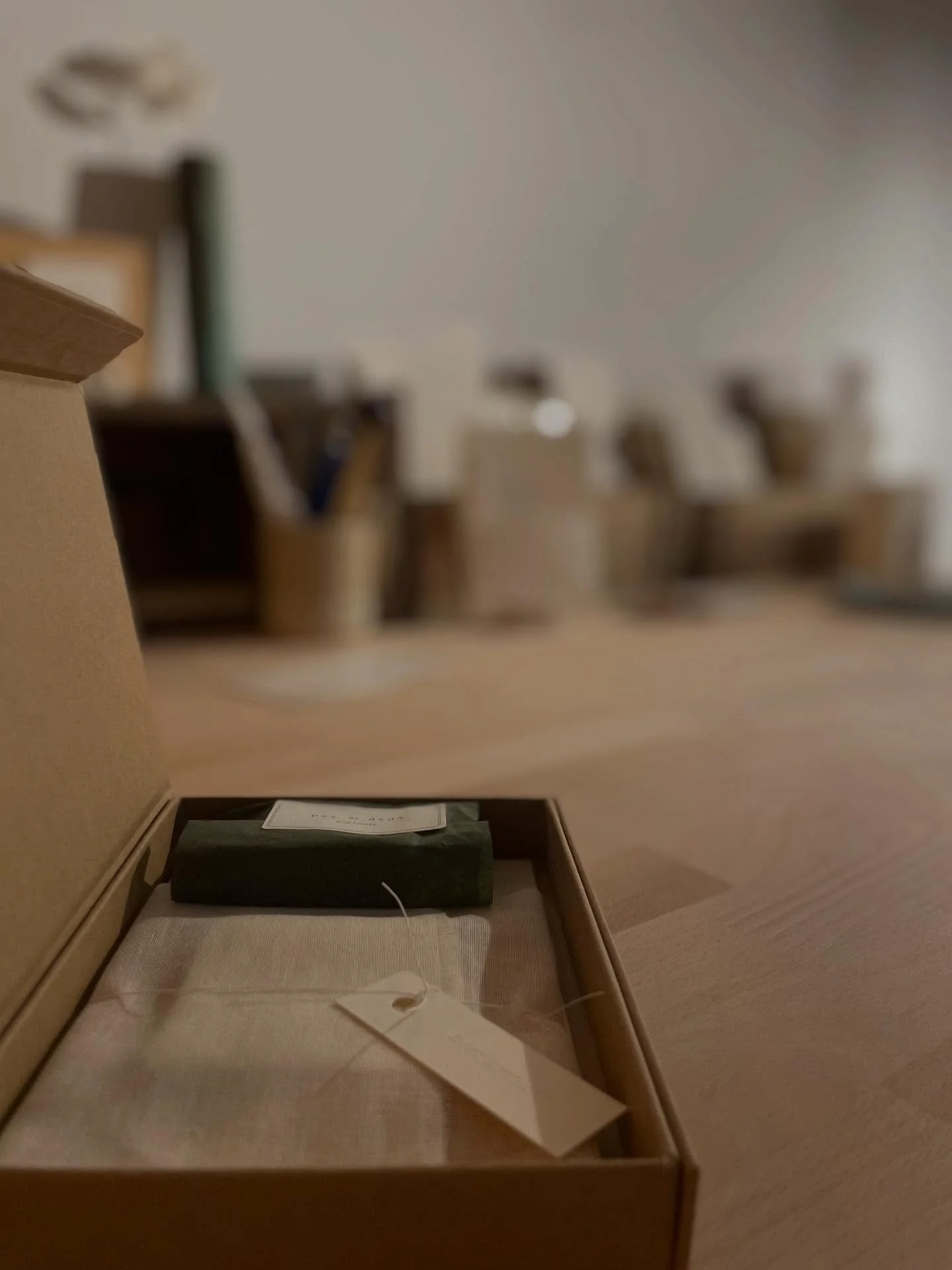 Snippers van de laatste twee weken.

Wat ben ik hier graag. In dit dorp. In mijn atelier. Ik vind hier rust, altijd weer.

In de smalle straten. In de zon die haar stralen op de gevels strooit. 
In mijn knussige werkplek. Waar het vaak een slagveld i