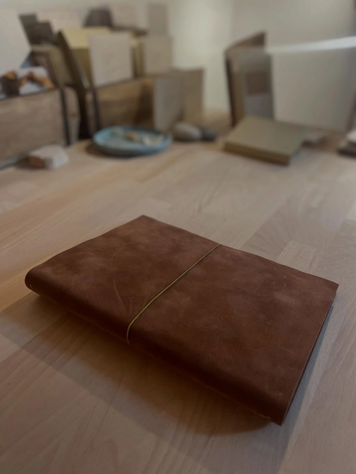 recente creatie 🦋

Ik maakte onlangs een heel persoonlijk cadeau. 
Twee fijne A5 schriftjes: een eerste koesterboekje als een soort dagboek, waarin dromen mogen uitgeschreven worden, tekeningen geschetst of gedachten neergepend.

Het tweede boekje w