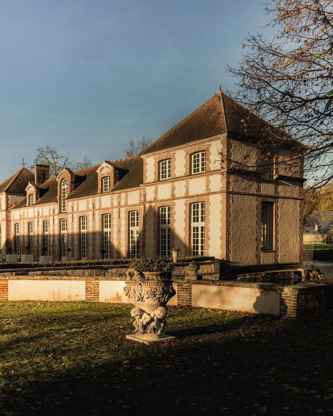Wedding dinner Orangerie space and commercial kitchen available for guests and private culinary events at Château des Joncherets near Paris, France. Gabriel Glas glassware, Noon & Moon tableware.