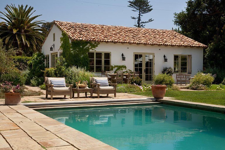 Summertime vibes at this poolside Mediterranean Cottage ☀️ &bull;
&bull;
&bull;
&bull;
&bull;
&bull; #summertime #plants #cottagegarden #garden #mediterranean #pool #swimming #vacationmode #staycation #resort #swimmingpool #beachday #poolparty #hospi