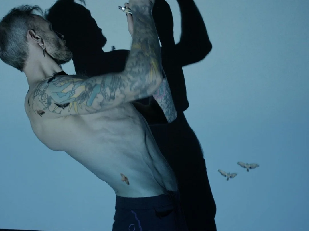 Some more stills from experimentation exploring the relationships between movement and interactive digital elements using a custom HMU based controller and Unreal Engine
.
#dance #projectionmapping #creativetechnology #interactiva #movement