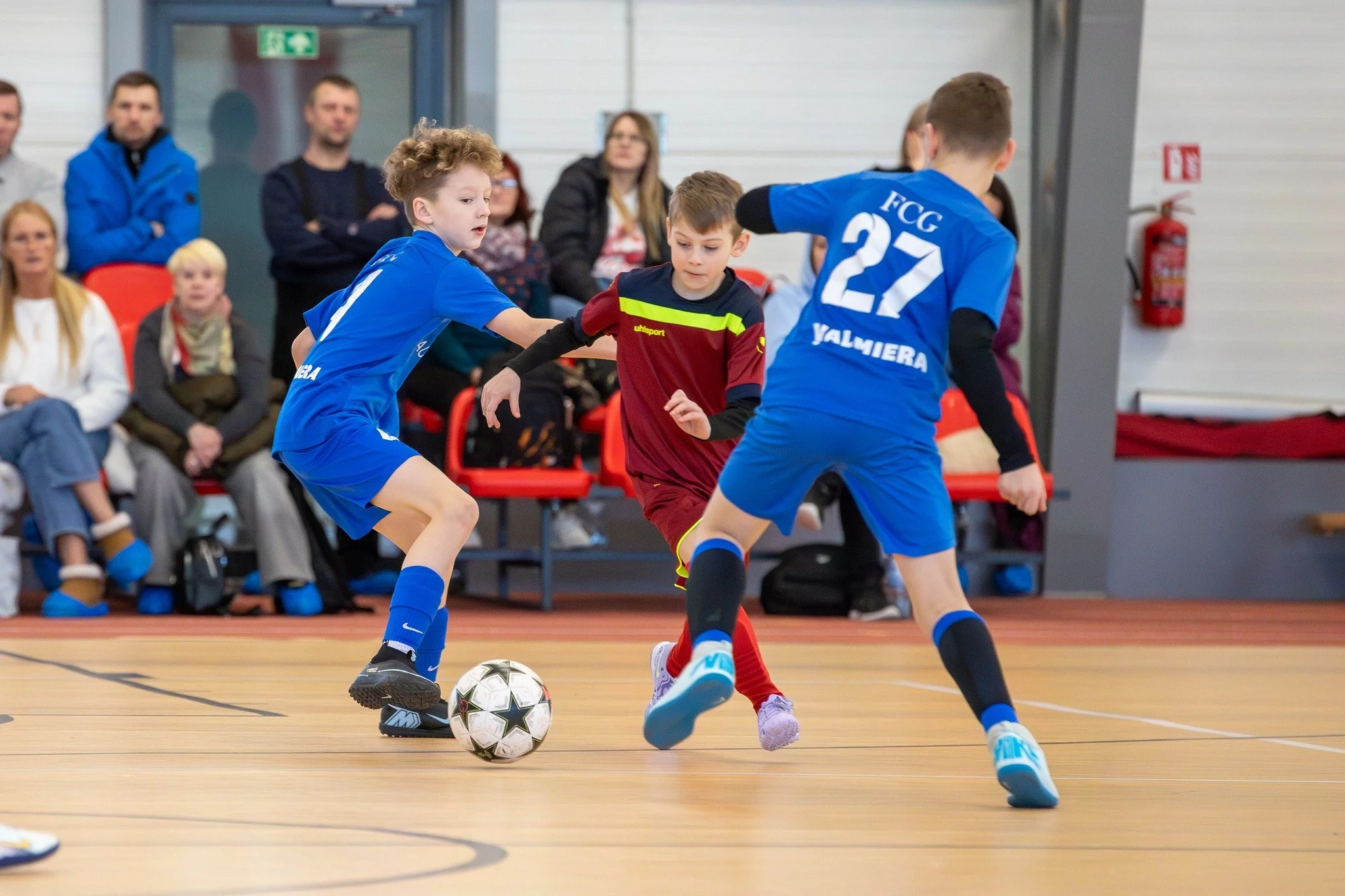 Ziemas jaunatnes telpu futbola sacensības rit pilnā sparā