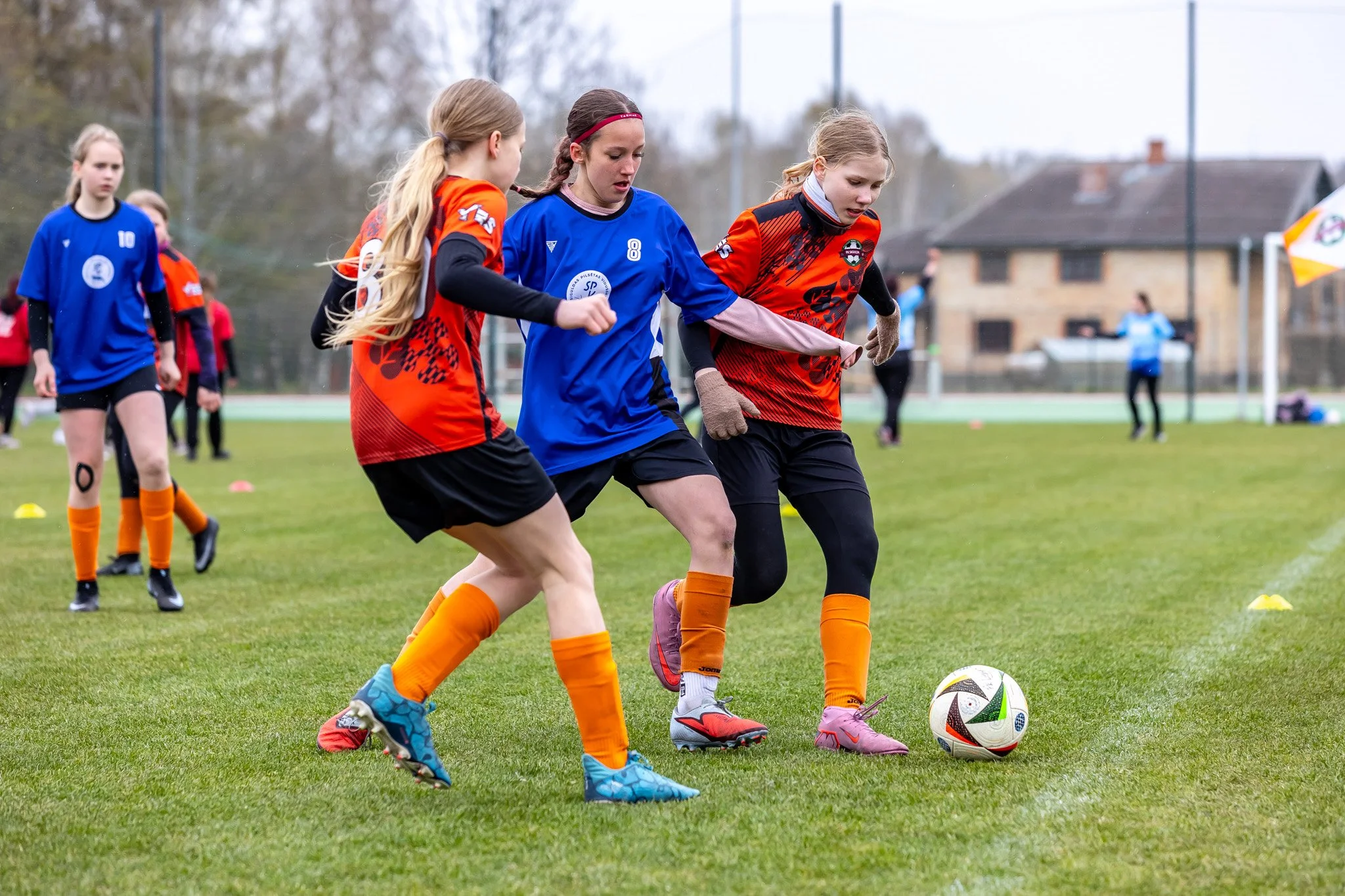 Aizvadītas vēsturiski pirmās Vidzemes reģiona skolu sacensības futbolā meitenēm