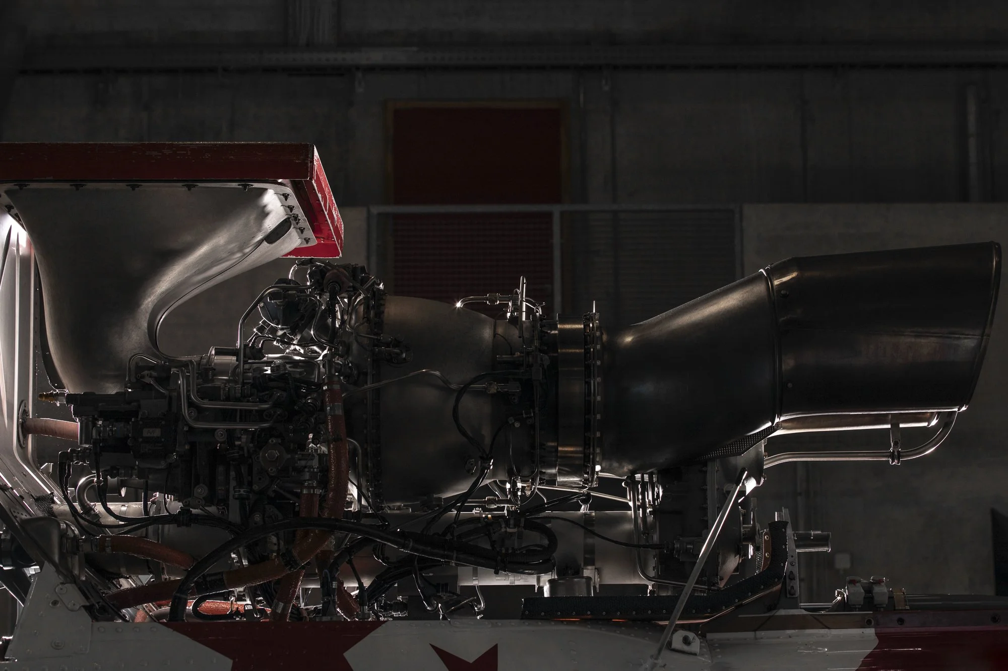 Moteur de fusée dans une salle sombre.
