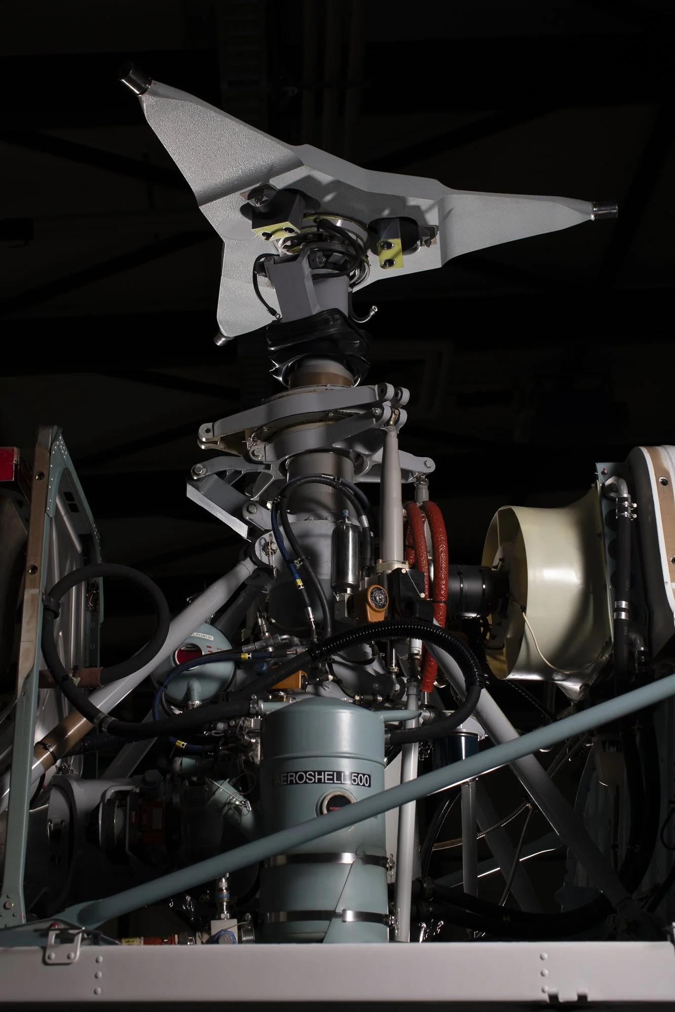 Moteur d'une fusée avec des composants mécaniques et électriques visible.