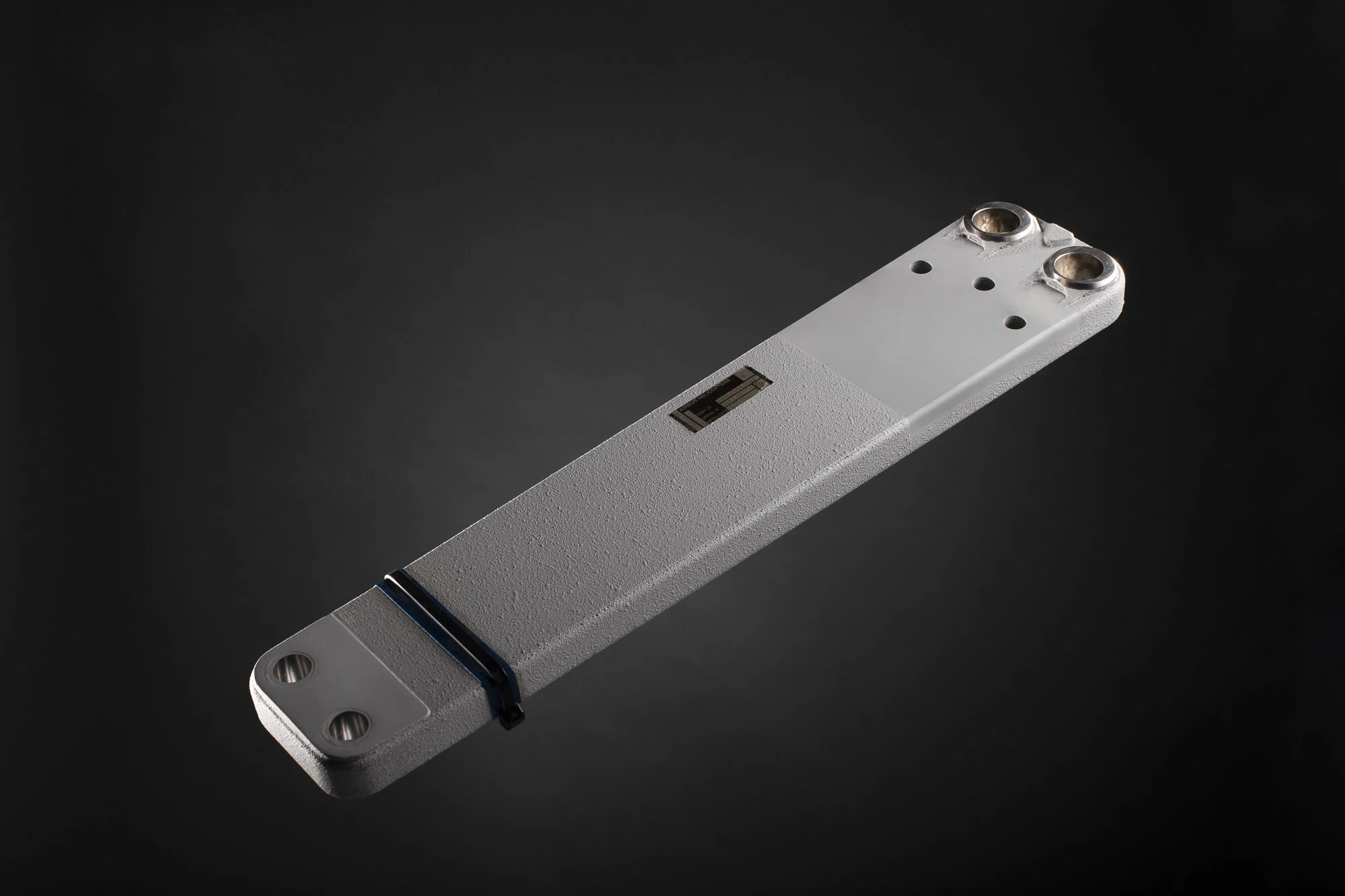 Composant électronique métallique rectangulaire avec deux connecteurs."}}}#}}}