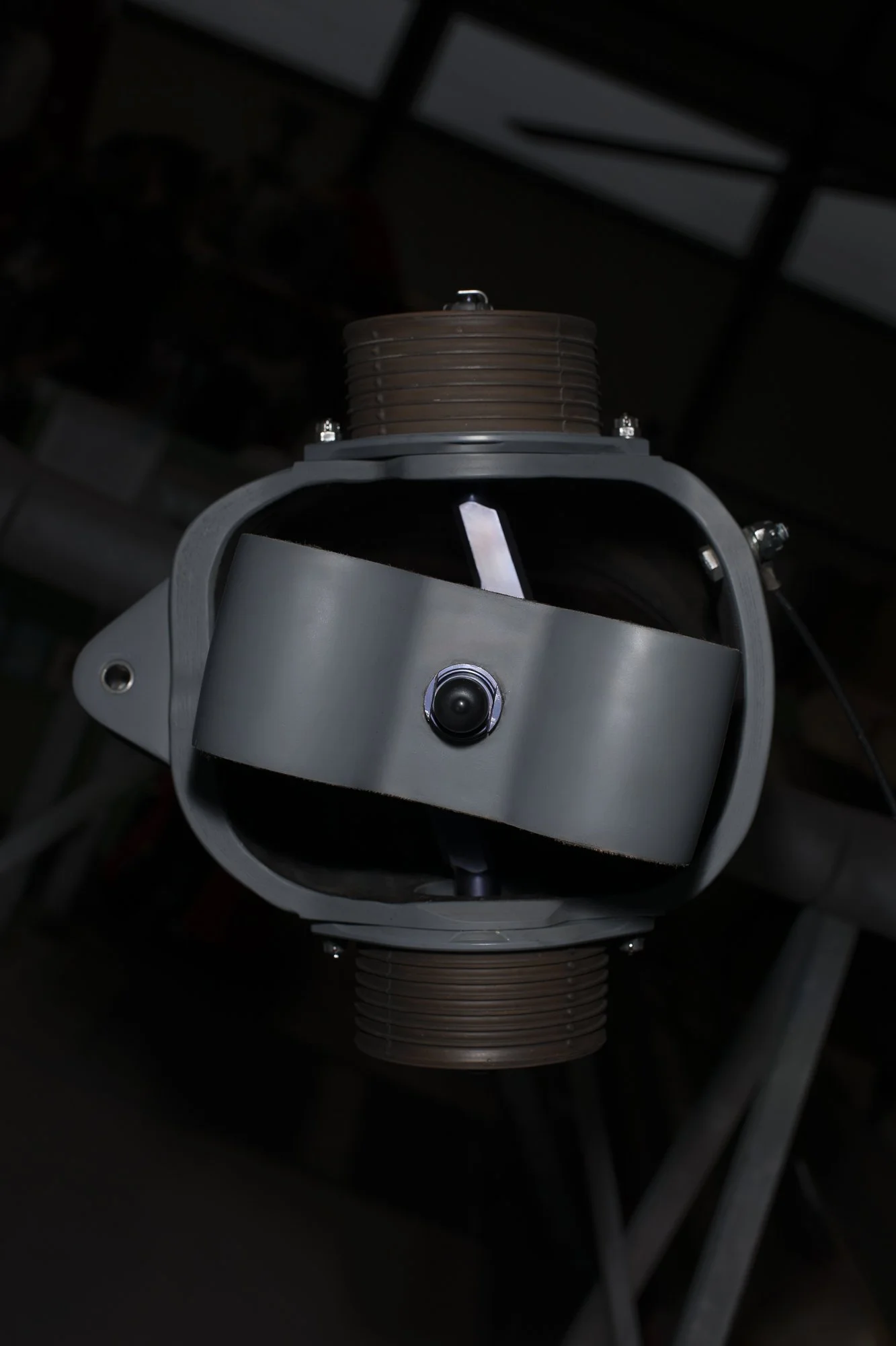 Un système de capteurs et de caméras utilisé pour la recherche ou la surveillance dans un laboratoire ou une installation technologique.